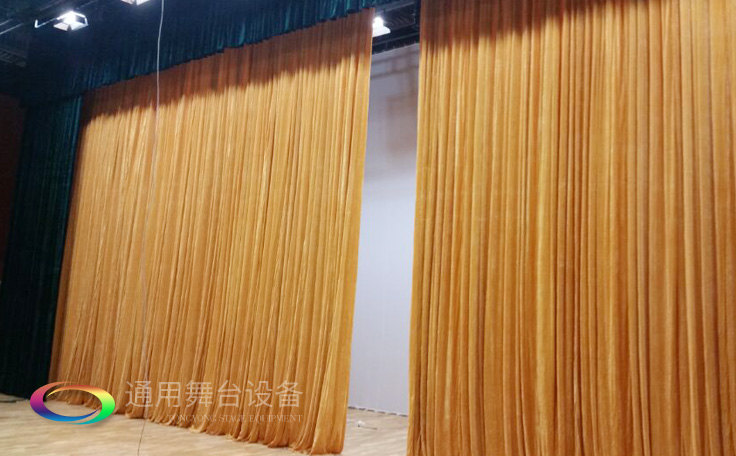 舞臺大幕舞臺阻燃幕布m.56line.com、二、三道幕等分割表演區(qū)域，移換場景不間斷