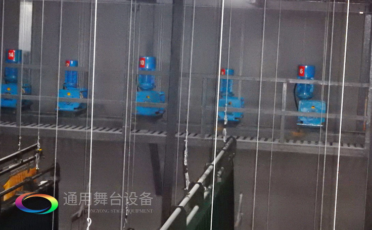 十余年銳意攀登，奮發(fā)圖強(qiáng)！舞臺(tái)幕布、機(jī)械等一站式選購(gòu)供應(yīng)商，舞臺(tái)機(jī)械、音響、燈光工程設(shè)計(jì)施工承包壹級(jí)資質(zhì)——通用舞臺(tái)