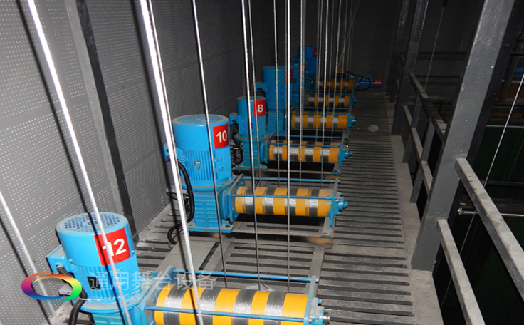 十余年銳意攀登，奮發(fā)圖強(qiáng)！舞臺(tái)幕布、機(jī)械等一站式選購(gòu)供應(yīng)商，舞臺(tái)機(jī)械、音響、燈光工程設(shè)計(jì)施工承包壹級(jí)資質(zhì)——通用舞臺(tái)