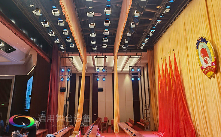 堅(jiān)持一絲不茍，嚴(yán)控質(zhì)量！定制禮堂阻燃幕布、十面會旗會議幕等！只為呈現(xiàn)更好的舞臺幕布效果！