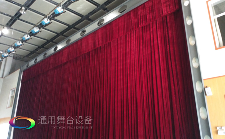 校園品質(zhì)提升工程！某工程學(xué)院舞臺對開阻燃幕布項(xiàng)目完工