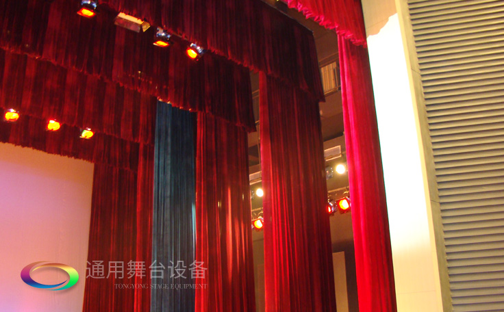 通用舞臺(tái)專業(yè)性、全方位優(yōu)勢(shì)！業(yè)務(wù)涉及舞臺(tái)機(jī)械、阻燃幕布、專業(yè)燈光系統(tǒng)、專業(yè)音響系統(tǒng)