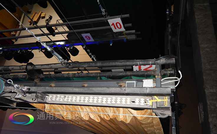 通用舞臺(tái)專業(yè)性、全方位優(yōu)勢(shì)！業(yè)務(wù)涉及舞臺(tái)機(jī)械、阻燃幕布、專業(yè)燈光系統(tǒng)、專業(yè)音響系統(tǒng)