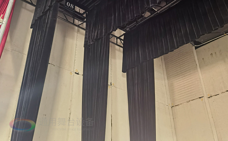 通用舞臺(tái)教您如何選購高性價(jià)比阻燃幕布產(chǎn)品！