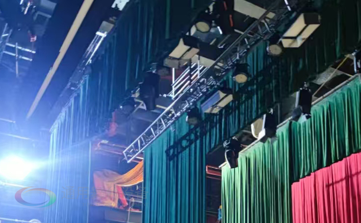 通用舞臺設備興化將軍路小學報告廳舞臺吊桿、舞臺阻燃幕布項目