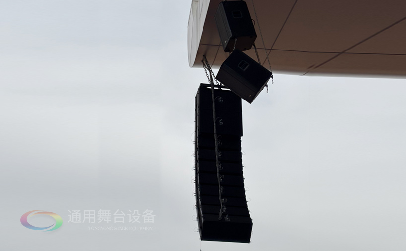 通用舞臺(tái)機(jī)械完成某高校體育場線陣列音箱、燈光等設(shè)備架設(shè) 提升大型活動(dòng)視聽體驗(yàn)