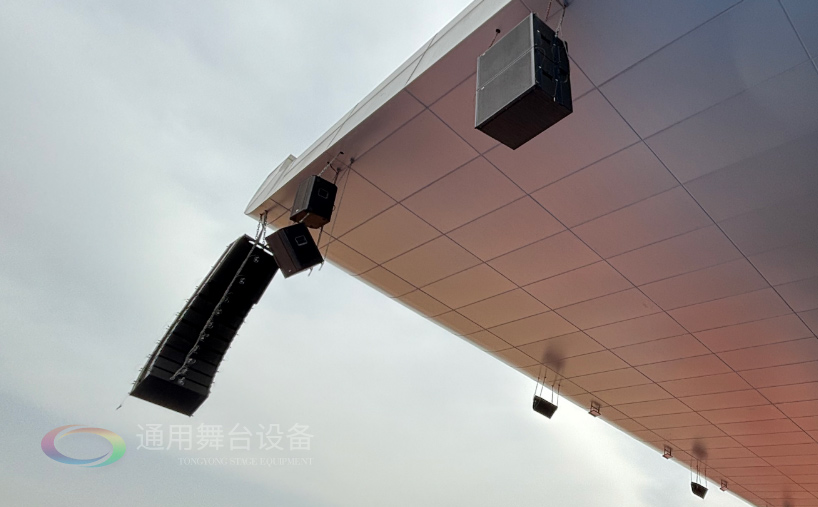通用舞臺(tái)機(jī)械完成某高校體育場線陣列音箱、燈光等設(shè)備架設(shè) 提升大型活動(dòng)視聽體驗(yàn)